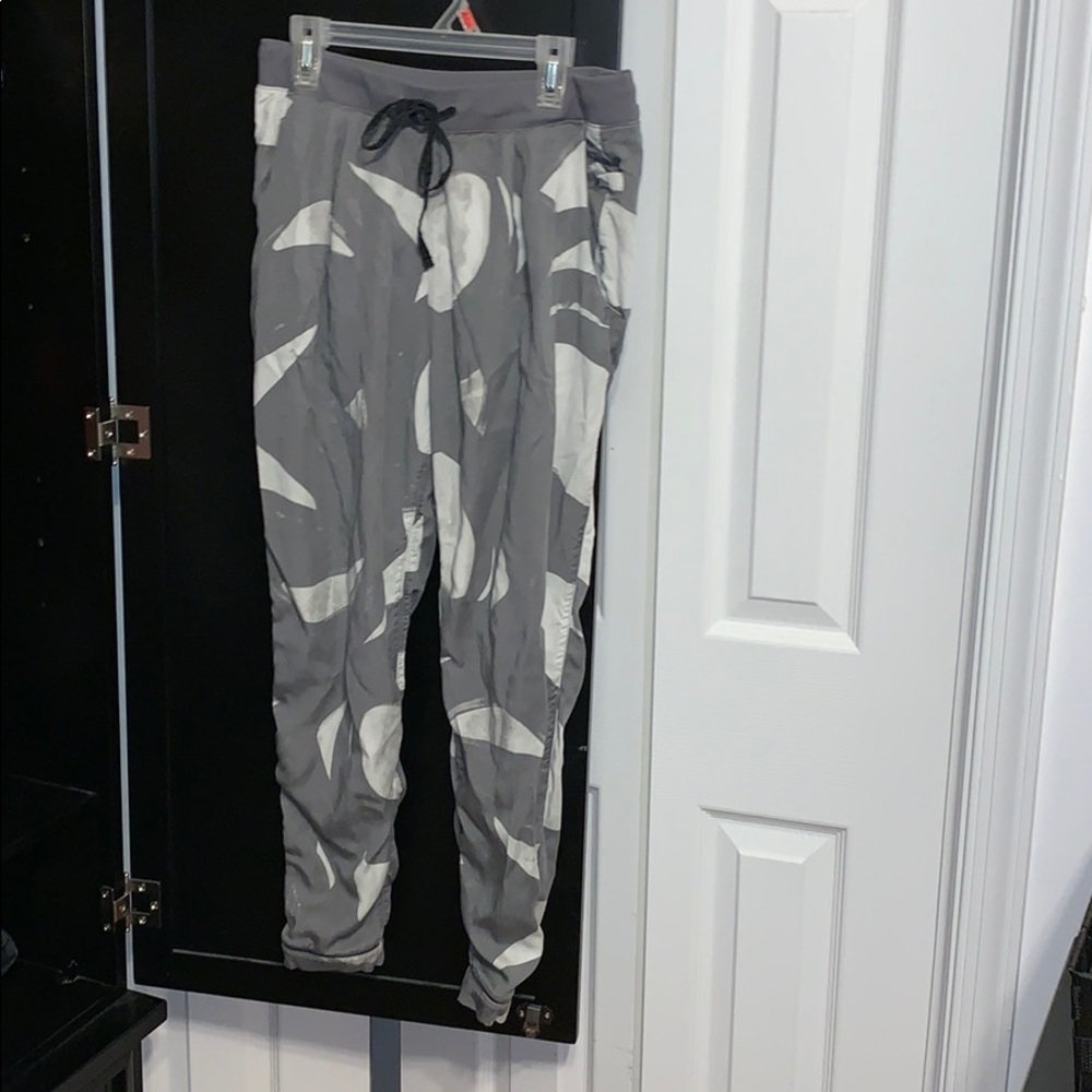 LULU LEMON GREY AND WHITE JOGGERS